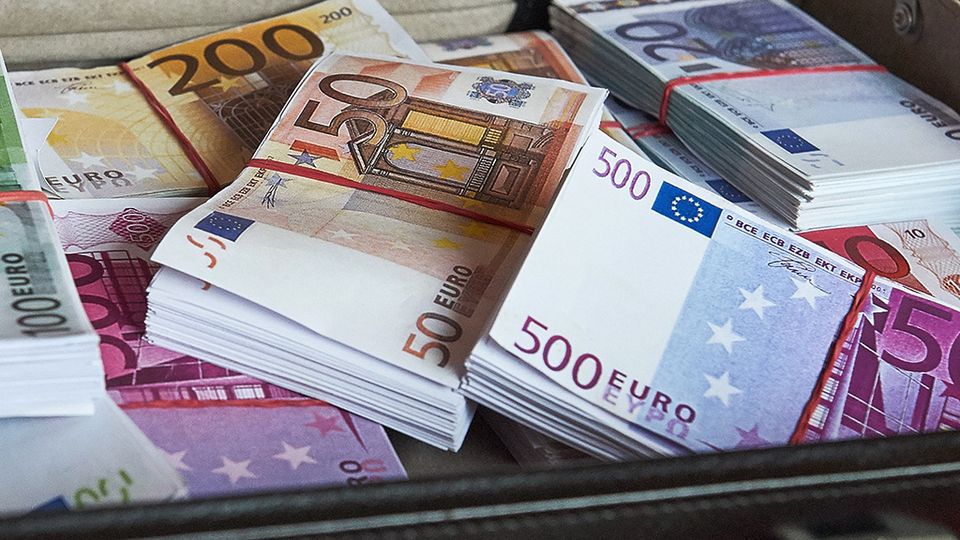 دفعة مالية طارئة من الاتحاد الأوروبي لدفع رواتب الموظفين العموميين